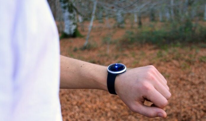 onomo adds wristband to its minimalist navigation device HAIZE