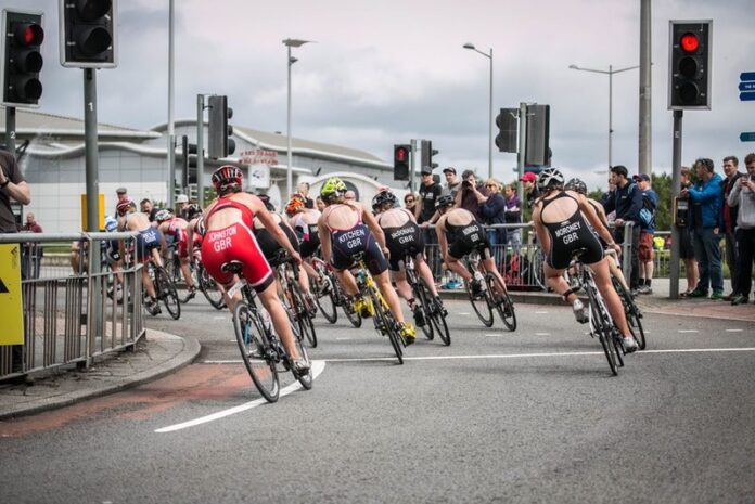 Elite women's racing at 2017 Cardiff Triathlon Elite women's racing at 2017 Cardiff Triathlon