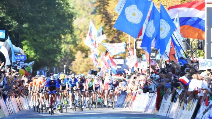 Picture by Simon Wilkinson/SWpix.com - 30/09/2018 - Cycling 2018 Road Cycling World Championships Innsbruck-Tirol, Austria - Men's Elite Road Race - Italy at the front of the peloton.