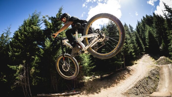 190504_Hutchinson Tires - rider