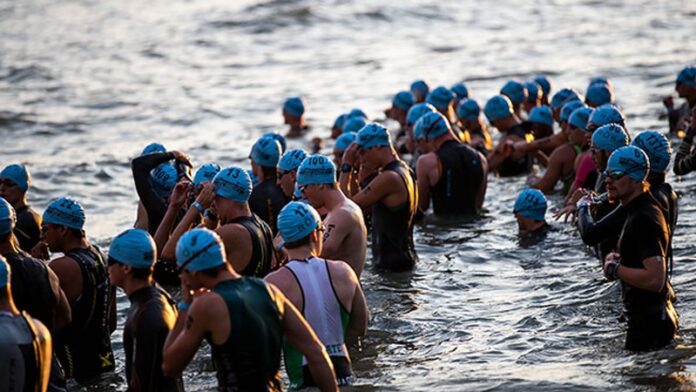 191101_US triathletes swim start - photo credit USA Triathlon - Archi Trujillo