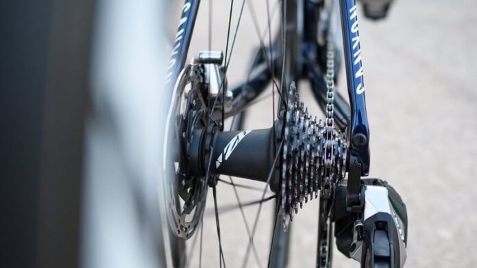 200103_Team Movistar disc bike with ZIPP wheels