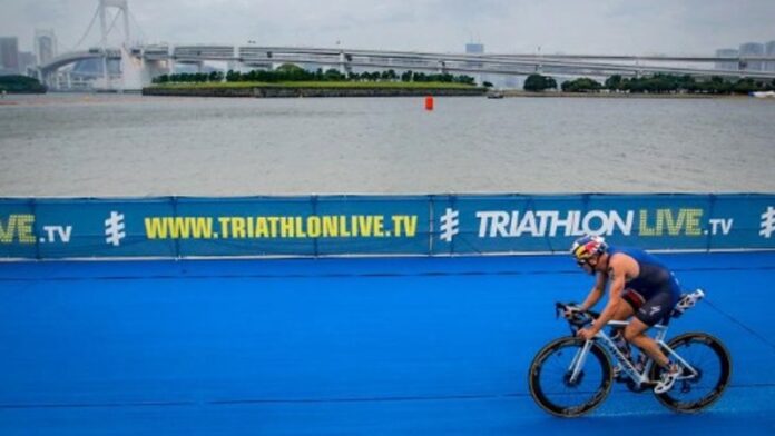 200310_ITU World Triathlon Series athlete on bike