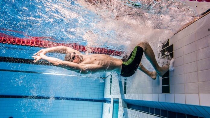 160115_Exclusive Zoggs Predator range at Wiggle - in the pool, swim turn
