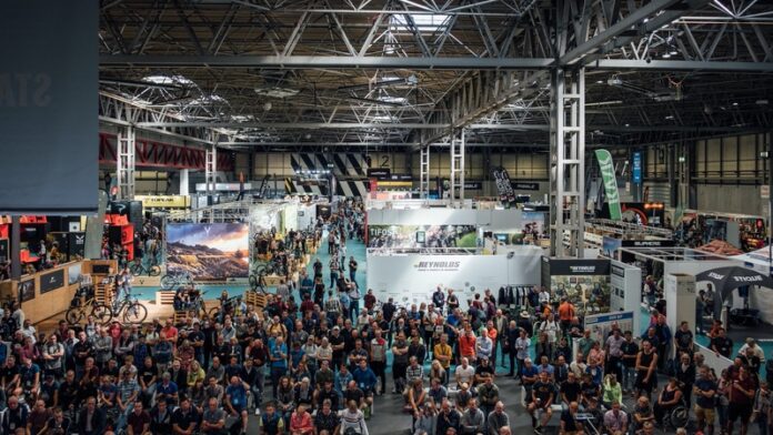 201016_Cycle Show crowds