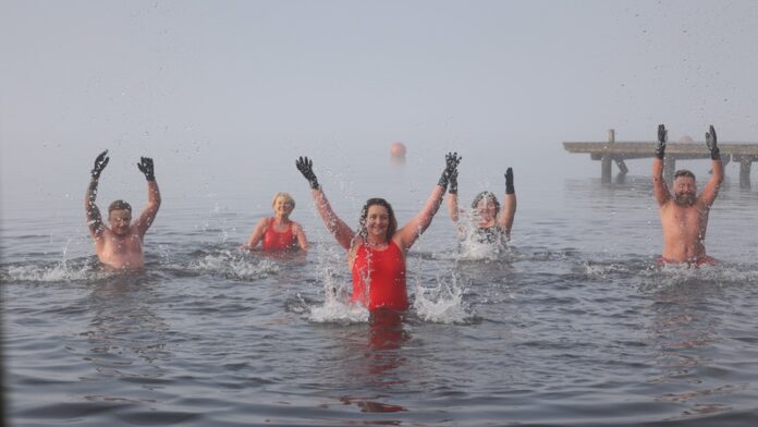 220117_Speedo celebrates New Year swimmers with donation to Mental Health Swims