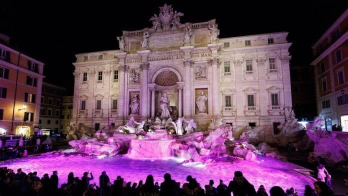Giro d’Italia - Fontana di Trevi illuminata di rosa