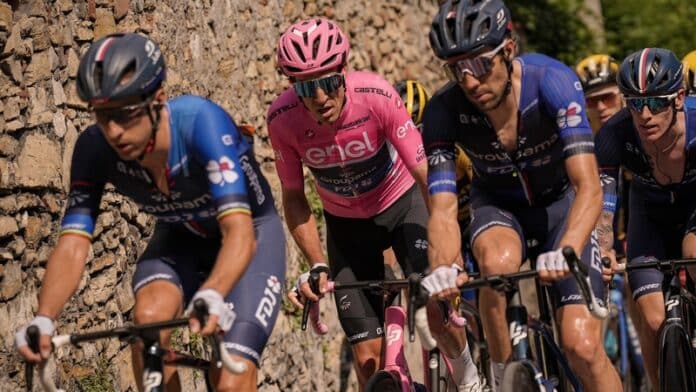 230525_Castelli outfits Giro d Italia Maglia Rosa