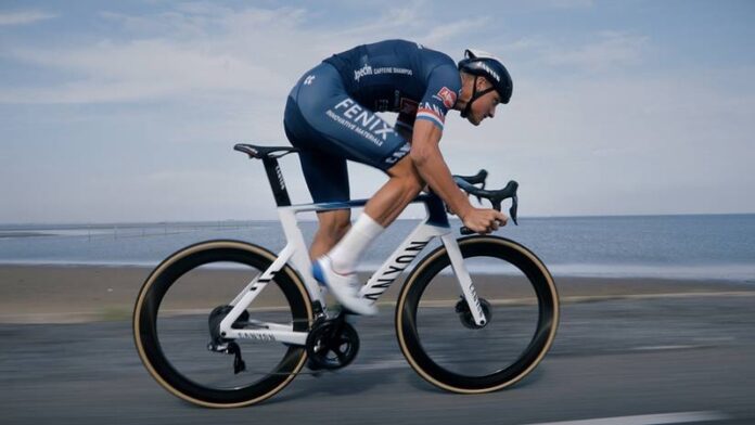 240318_Mathieu van der Poel committs his cycling future to Canyon bicycles