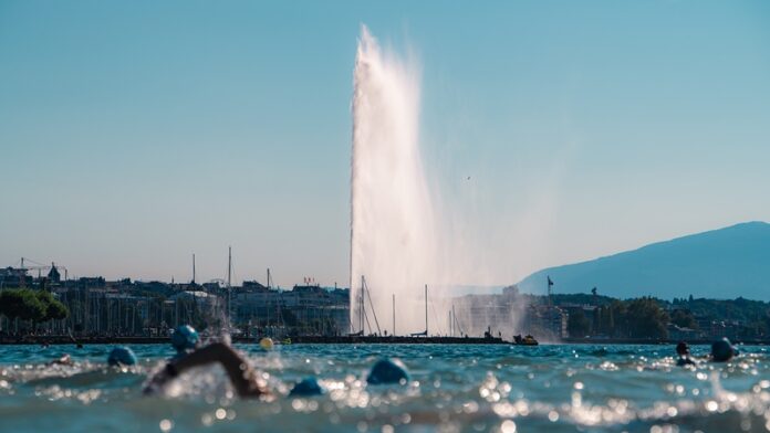 Genève Triathlon swim start - image credit Edouard Hanotte