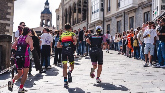 Vi Half Gasteiz triathlon runners - image credit fotorunners.es